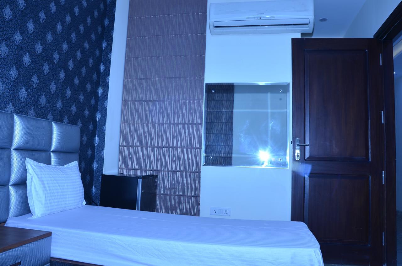 Hotel Royal International ニューデリー エクステリア 写真